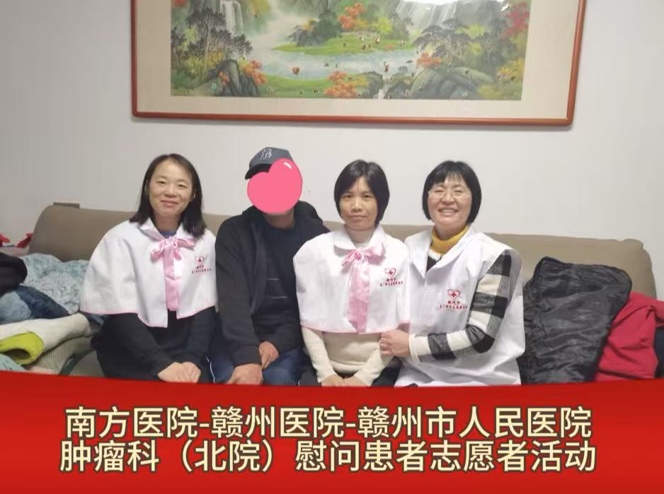 一群男人和女人在床上

中度可信度描述已自动生成